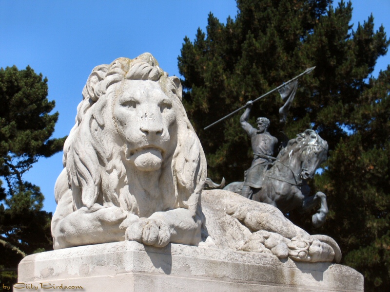 Statue of el Cid and stone lion